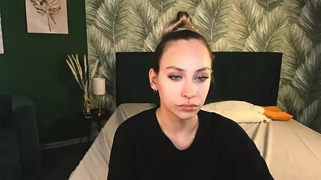 Discover our girls online shows and discover the company of countless livestreamers, with stunning shapes, sex toys and more.