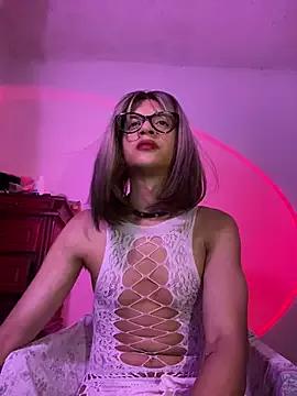 Discover our girls online shows and discover the company of countless livestreamers, with stunning shapes, sex toys and more.