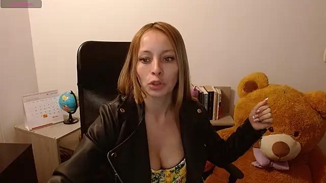 Discover our girls online shows and discover the company of countless livestreamers, with stunning shapes, sex toys and more.
