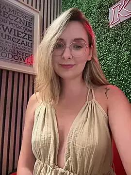 The_Snowwhitee model from StripChat
