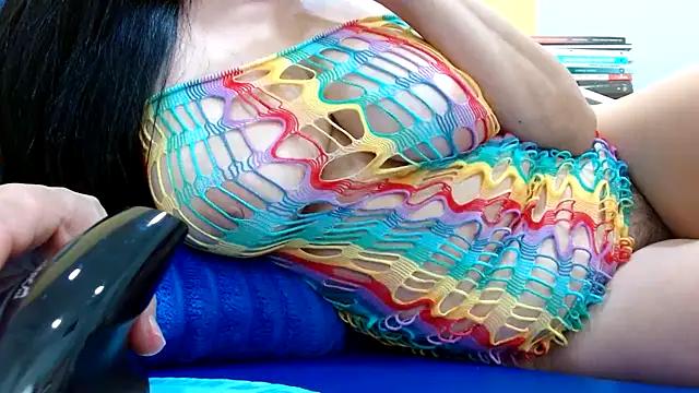 Discover our girls online shows and discover the company of countless livestreamers, with stunning shapes, sex toys and more.