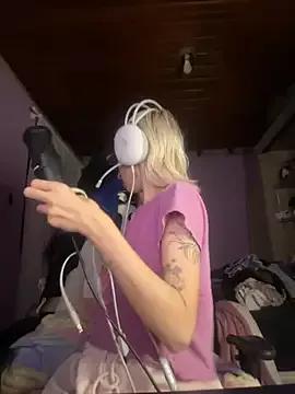 Discover our girls online shows and discover the company of countless livestreamers, with stunning shapes, sex toys and more.