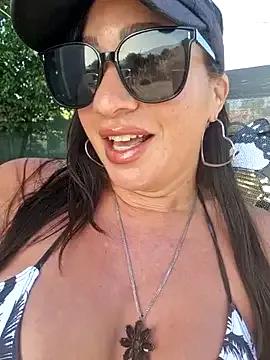 Discover our girls online shows and discover the company of countless livestreamers, with stunning shapes, sex toys and more.