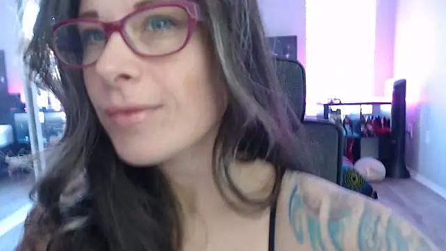 Discover our girls online shows and discover the company of countless livestreamers, with stunning shapes, sex toys and more.