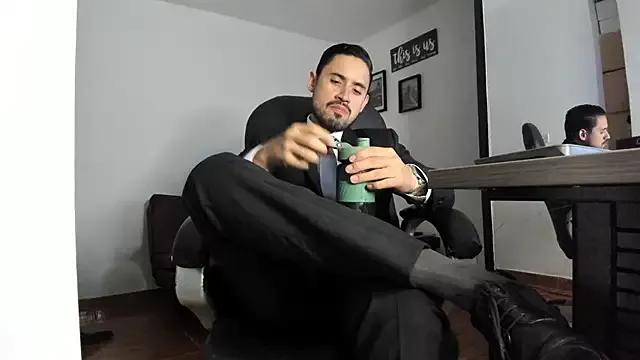 Discover our girls online shows and discover the company of countless livestreamers, with stunning shapes, sex toys and more.