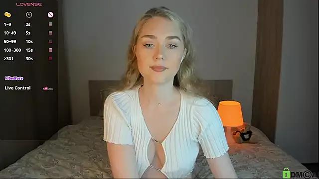Discover our girls online shows and discover the company of countless livestreamers, with stunning shapes, sex toys and more.