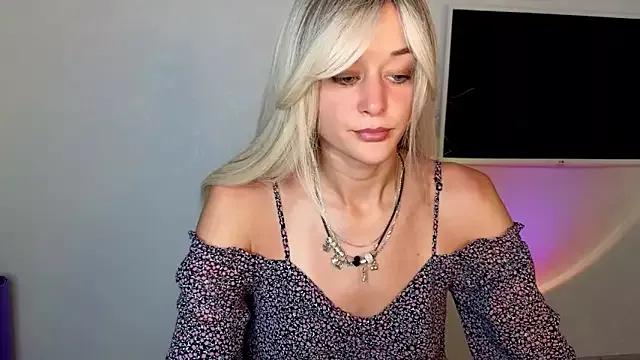 Discover our girls online shows and discover the company of countless livestreamers, with stunning shapes, sex toys and more.