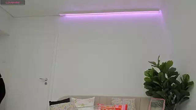 Discover our girls online shows and discover the company of countless livestreamers, with stunning shapes, sex toys and more.