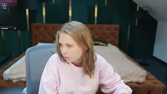 Discover our girls online shows and discover the company of countless livestreamers, with stunning shapes, sex toys and more.