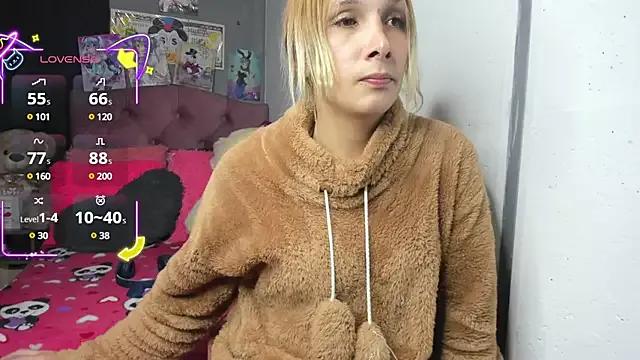 Discover our girls online shows and discover the company of countless livestreamers, with stunning shapes, sex toys and more.