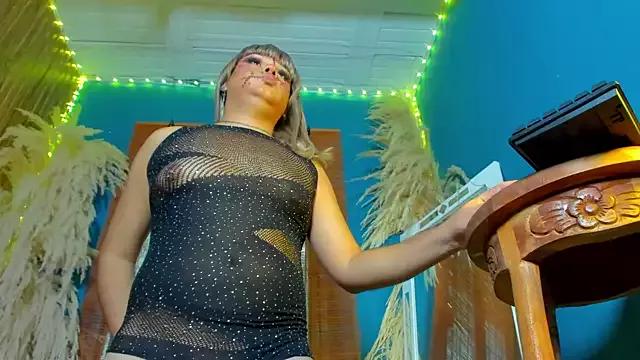 Tiffany_deluxe from StripChat is Freechat