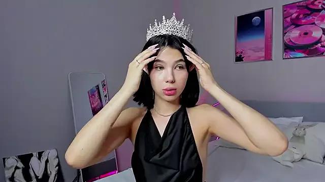 Discover our girls online shows and discover the company of countless livestreamers, with stunning shapes, sex toys and more.