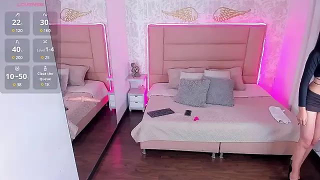 Discover our girls online shows and discover the company of countless livestreamers, with stunning shapes, sex toys and more.