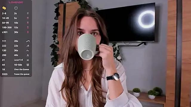 Discover our girls online shows and discover the company of countless livestreamers, with stunning shapes, sex toys and more.