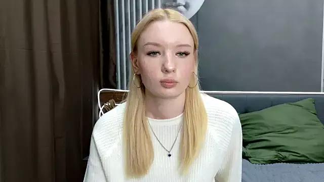 Discover our girls online shows and discover the company of countless livestreamers, with stunning shapes, sex toys and more.