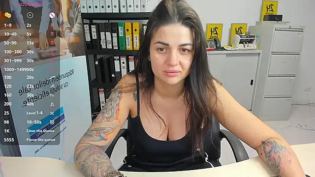 Discover our girls online shows and discover the company of countless livestreamers, with stunning shapes, sex toys and more.
