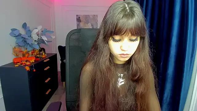 Discover our girls online shows and discover the company of countless livestreamers, with stunning shapes, sex toys and more.