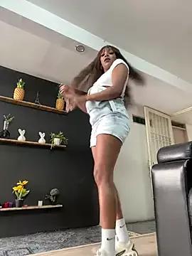 Discover our girls online shows and discover the company of countless livestreamers, with stunning shapes, sex toys and more.