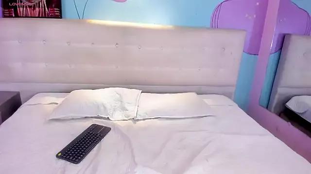 Discover our girls online shows and discover the company of countless livestreamers, with stunning shapes, sex toys and more.