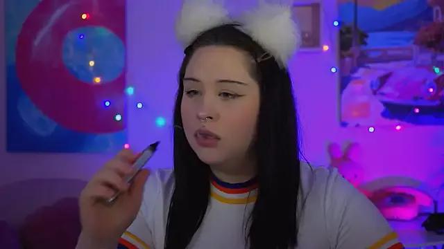 Discover our girls online shows and discover the company of countless livestreamers, with stunning shapes, sex toys and more.