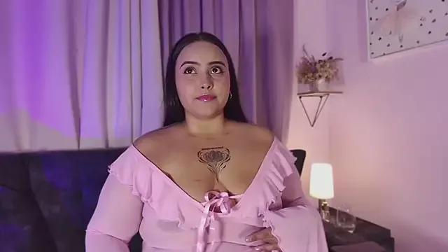 Discover our girls online shows and discover the company of countless livestreamers, with stunning shapes, sex toys and more.