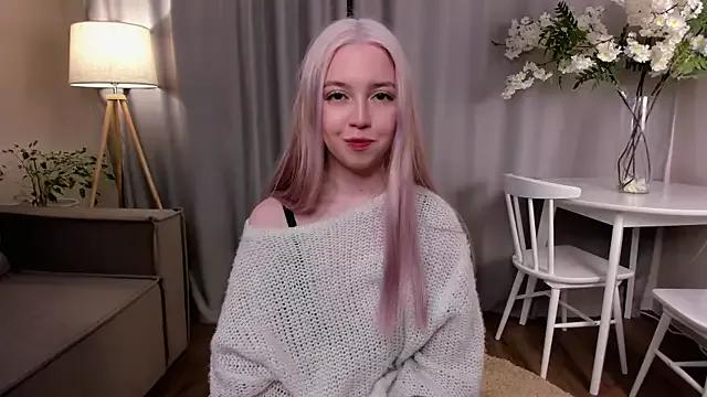Discover our girls online shows and discover the company of countless livestreamers, with stunning shapes, sex toys and more.