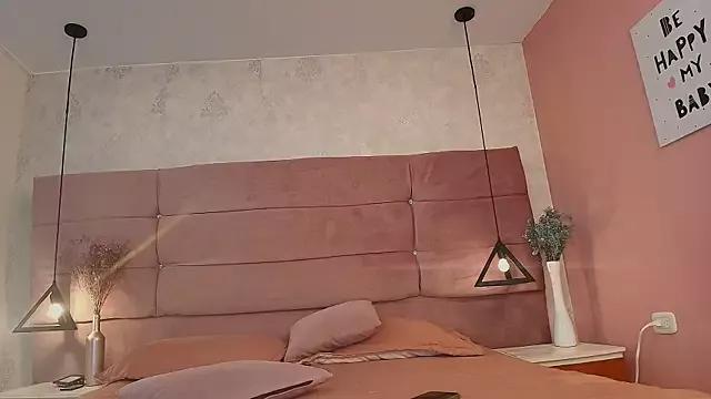 Discover our girls online shows and discover the company of countless livestreamers, with stunning shapes, sex toys and more.