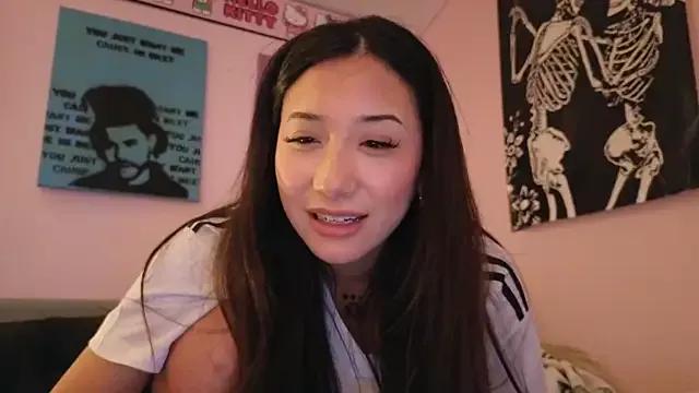 Discover our girls online shows and discover the company of countless livestreamers, with stunning shapes, sex toys and more.