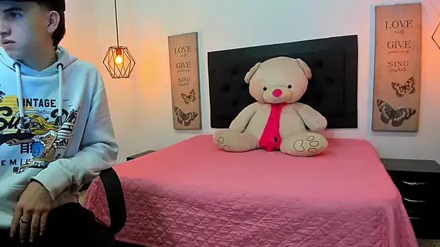 Discover our girls online shows and discover the company of countless livestreamers, with stunning shapes, sex toys and more.
