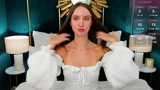 Discover our girls online shows and discover the company of countless livestreamers, with stunning shapes, sex toys and more.