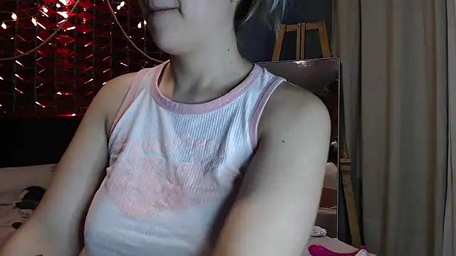 Discover our girls online shows and discover the company of countless livestreamers, with stunning shapes, sex toys and more.