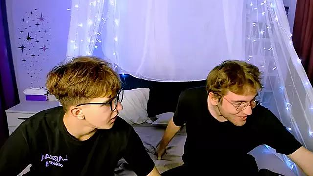 travis_wolf_ from StripChat is Freechat