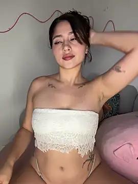 Discover our girls online shows and discover the company of countless livestreamers, with stunning shapes, sex toys and more.