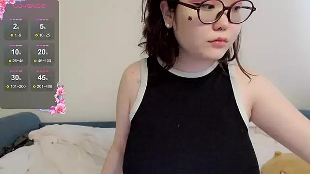 Discover our girls online shows and discover the company of countless livestreamers, with stunning shapes, sex toys and more.