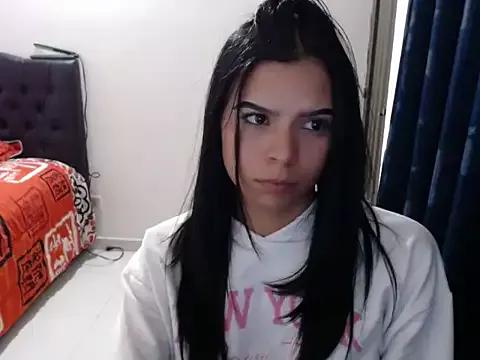 Discover our girls online shows and discover the company of countless livestreamers, with stunning shapes, sex toys and more.