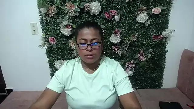 Tu-Reina from StripChat is Freechat