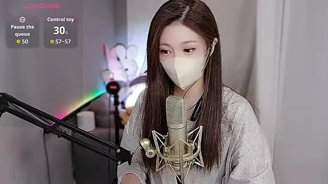 Discover our girls online shows and discover the company of countless livestreamers, with stunning shapes, sex toys and more.