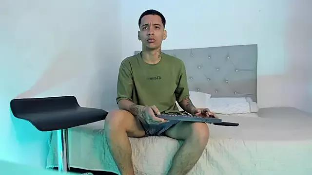 Discover our girls online shows and discover the company of countless livestreamers, with stunning shapes, sex toys and more.