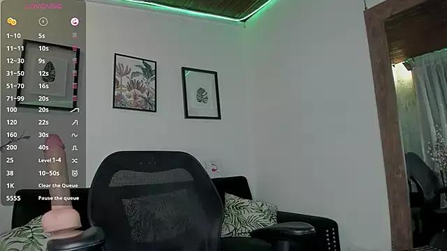 Discover our girls online shows and discover the company of countless livestreamers, with stunning shapes, sex toys and more.