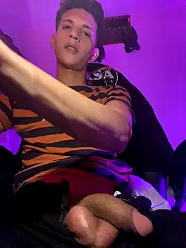 Discover our girls online shows and discover the company of countless livestreamers, with stunning shapes, sex toys and more.