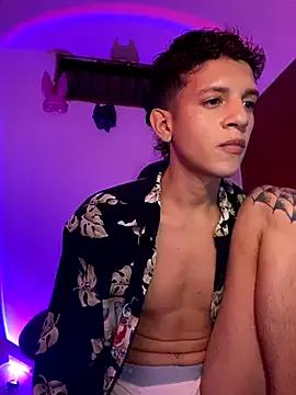 Discover our girls online shows and discover the company of countless livestreamers, with stunning shapes, sex toys and more.