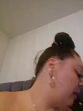UK_bella from StripChat is Freechat