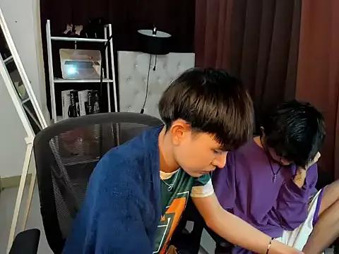 Discover our girls online shows and discover the company of countless livestreamers, with stunning shapes, sex toys and more.