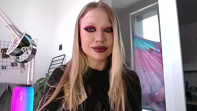 Discover our girls online shows and discover the company of countless livestreamers, with stunning shapes, sex toys and more.