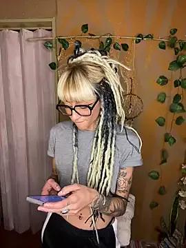 Discover our girls online shows and discover the company of countless livestreamers, with stunning shapes, sex toys and more.