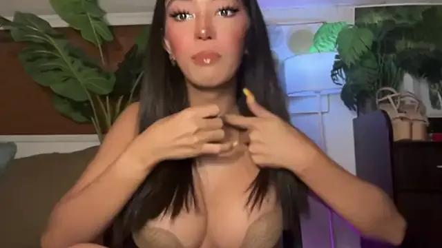 Discover our girls online shows and discover the company of countless livestreamers, with stunning shapes, sex toys and more.