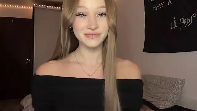 Discover our girls online shows and discover the company of countless livestreamers, with stunning shapes, sex toys and more.