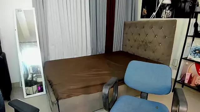 Discover our girls online shows and discover the company of countless livestreamers, with stunning shapes, sex toys and more.