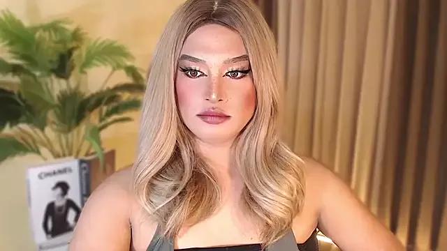 Discover our girls online shows and discover the company of countless livestreamers, with stunning shapes, sex toys and more.