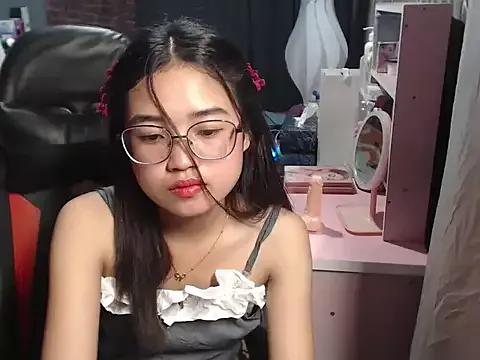Discover our girls online shows and discover the company of countless livestreamers, with stunning shapes, sex toys and more.